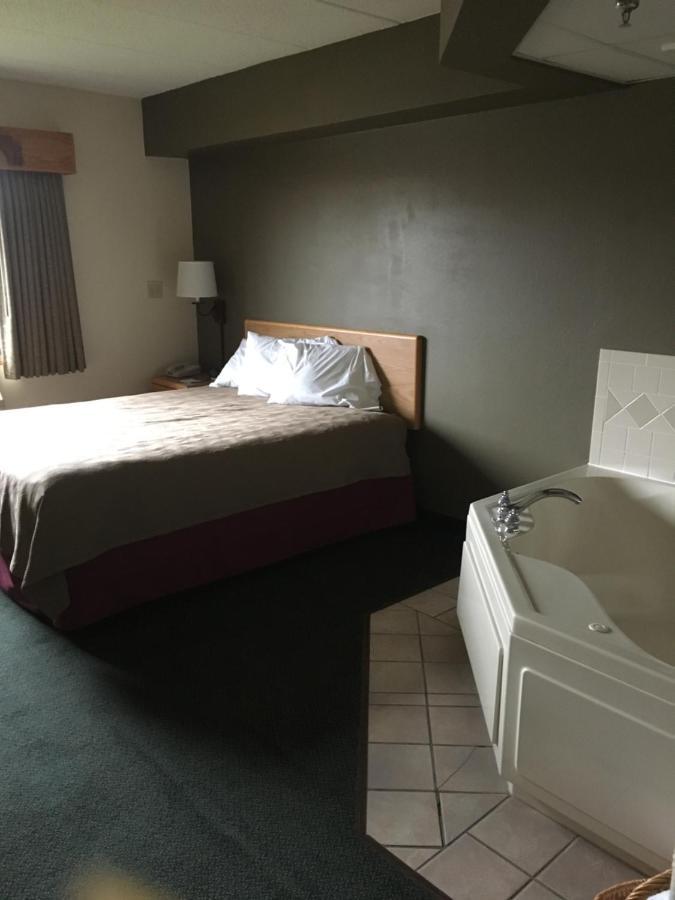 Moose Lake Lodge & Suites ภายนอก รูปภาพ