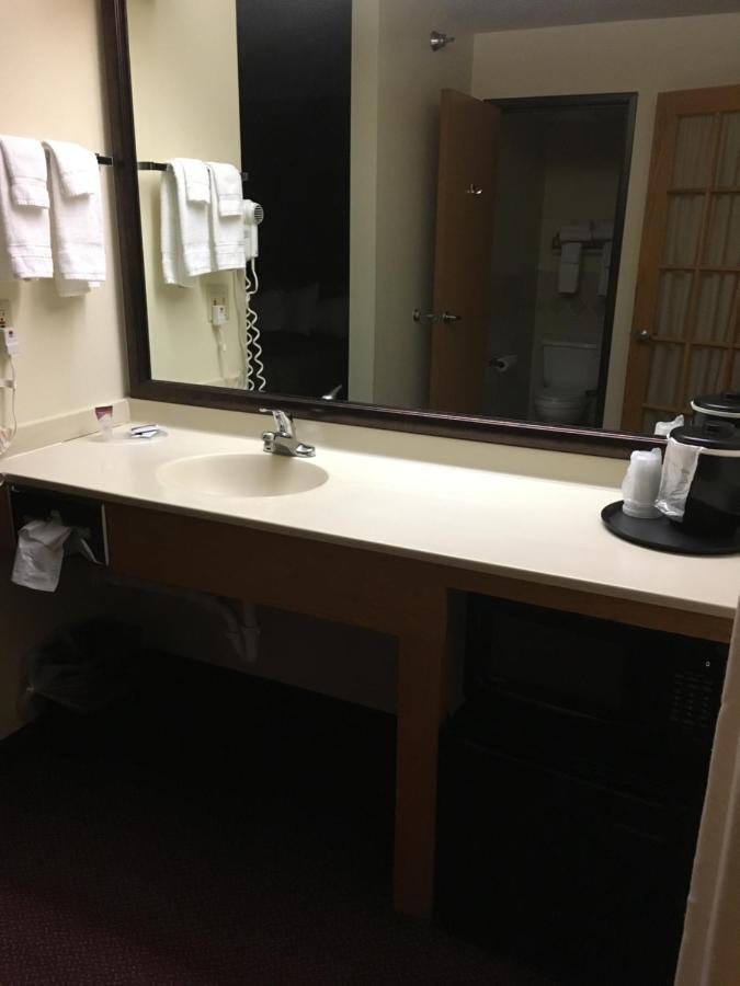 Moose Lake Lodge & Suites ภายนอก รูปภาพ