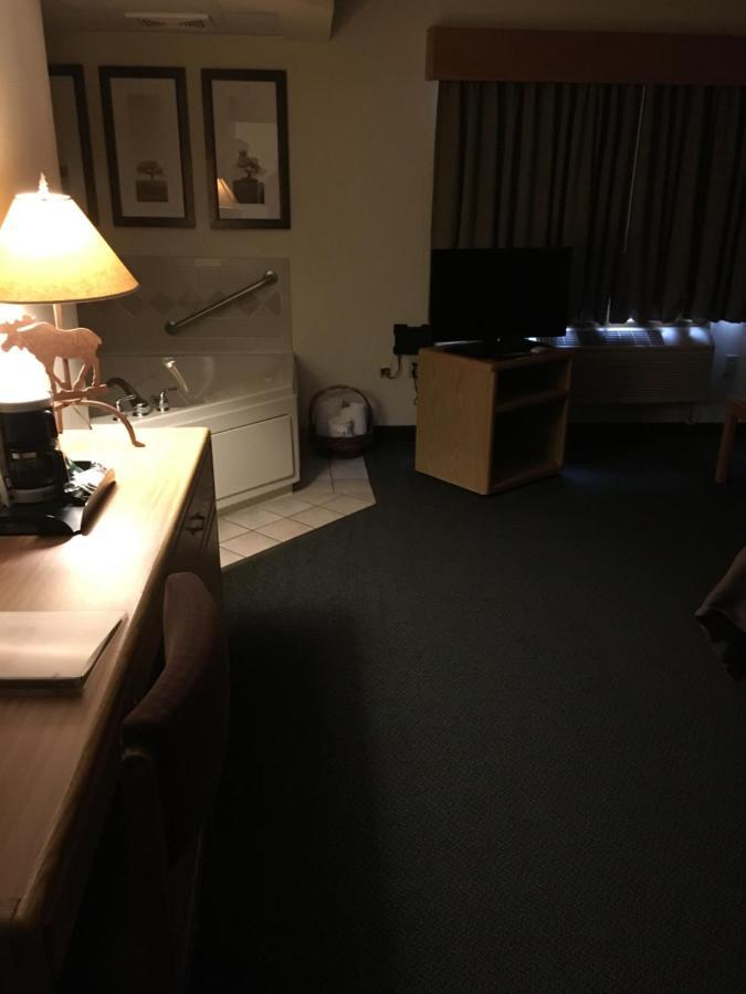 Moose Lake Lodge & Suites ภายนอก รูปภาพ