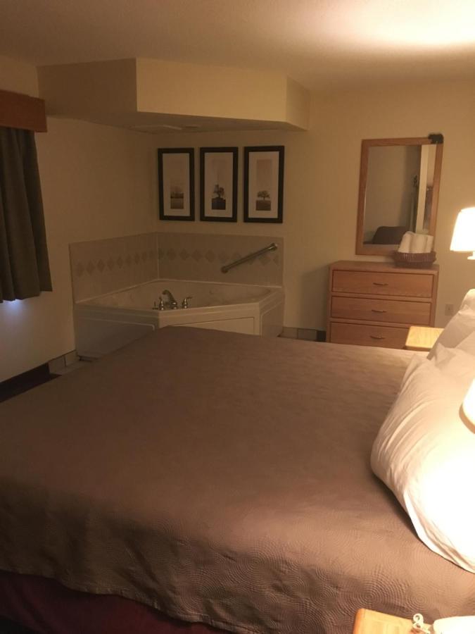 Moose Lake Lodge & Suites ภายนอก รูปภาพ